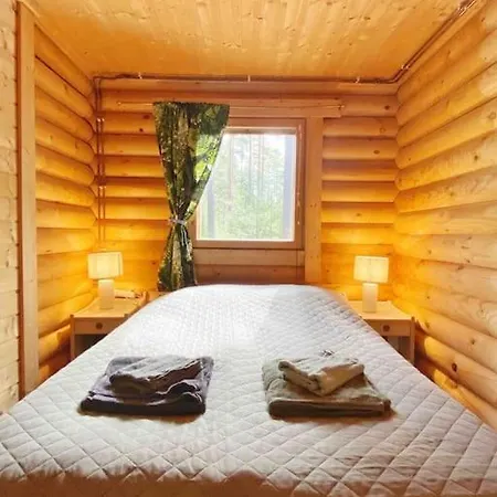 Uniikki Lomamoekki Maentymetsaessae Jaerven Edustalla *