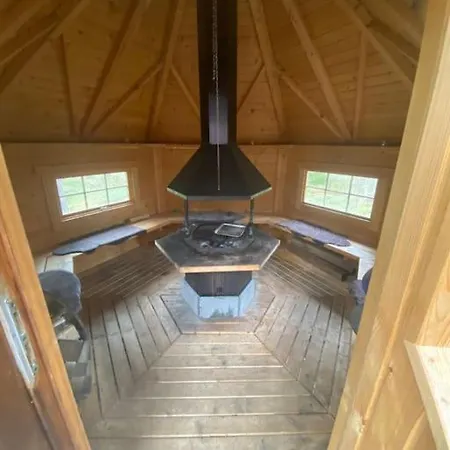 Uniikki Lomamoekki Maentymetsaessae Jaerven Edustalla Domek alpejski