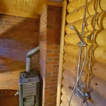 Uniikki Lomamoekki Maentymetsaessae Jaerven Edustalla Alpesi faház Pihtikoski