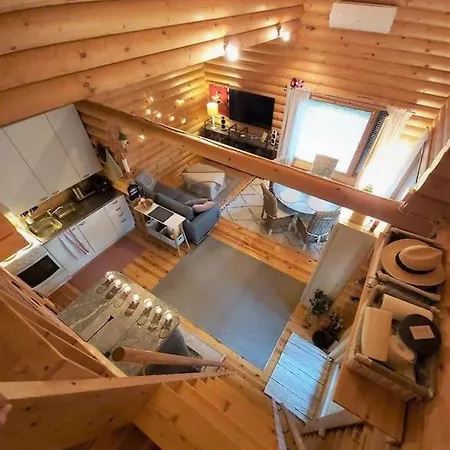 Uniikki Lomamoekki Maentymetsaessae Jaerven Edustalla * Pihtikoski