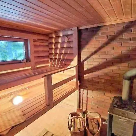 Uniikki Lomamoekki Maentymetsaessae Jaerven Edustalla Pihtikoski