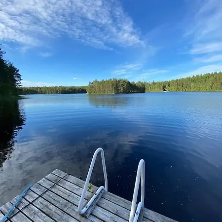 Uniikki Lomamoekki Maentymetsaessae Jaerven Edustalla *