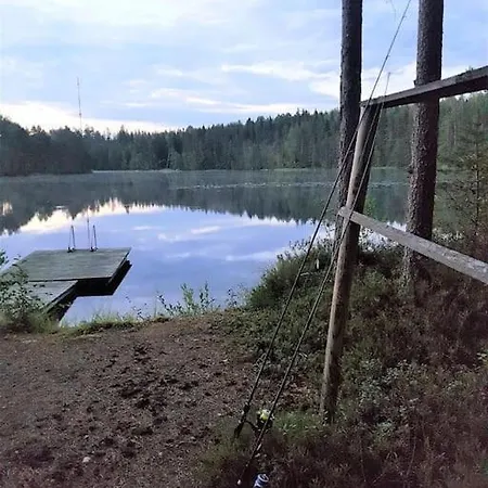 Uniikki Lomamoekki Maentymetsaessae Jaerven Edustalla