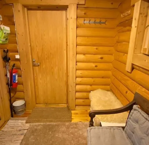 Uniikki Lomamoekki Maentymetsaessae Jaerven Edustalla 木屋