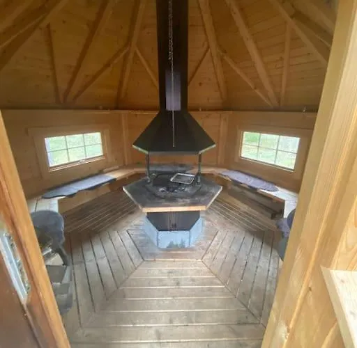 Uniikki Lomamoekki Maentymetsaessae Jaerven Edustalla 木屋