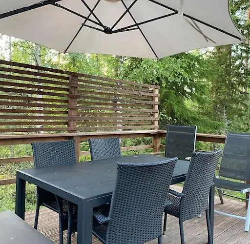 木屋 Uniikki Lomamoekki Maentymetsaessae Jaerven Edustalla *