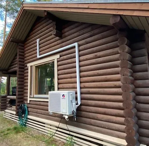 Uniikki Lomamoekki Maentymetsaessae Jaerven Edustalla Pihtikoski