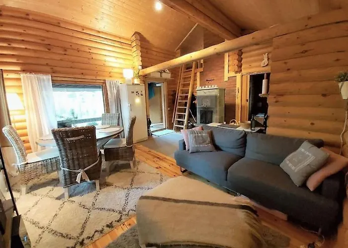 Uniikki Lomamoekki Maentymetsaessae Jaerven Edustalla 木屋